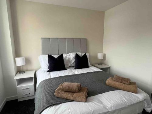 um quarto com uma cama grande com duas almofadas em Lavender house, beautiful central townhouse em Leamington Spa