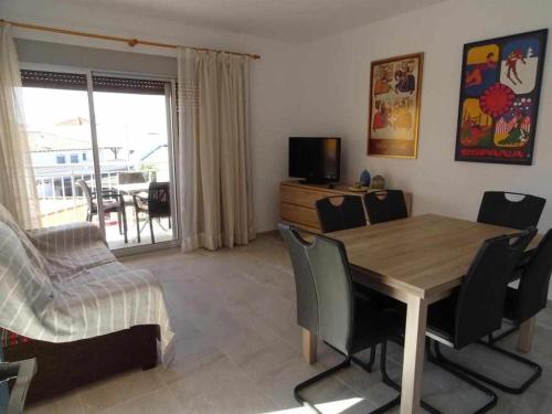 APARTAMENTOS EL SOL a 20 metros del mar.