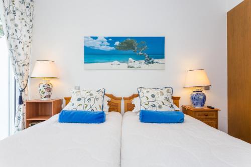 1 dormitorio con 2 camas y 2 lámparas en Apartment Atlantic - Vale de Lobo, en Almancil
