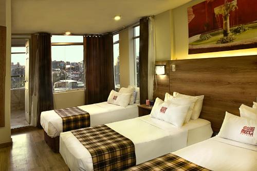 Habitación de hotel con 2 camas y ventana en Terramística Arequipa - Monasterio, en Arequipa