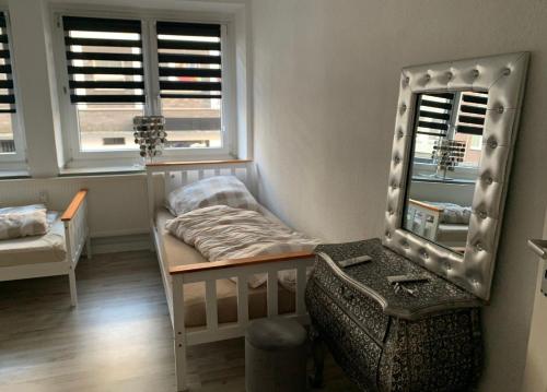 1 dormitorio con litera y espejo en Unterkunft Ferienwohnung Mara Oberhausen en Oberhausen