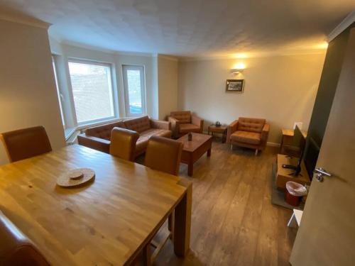 Χώρος καθιστικού στο 7 BR for 10 people in town