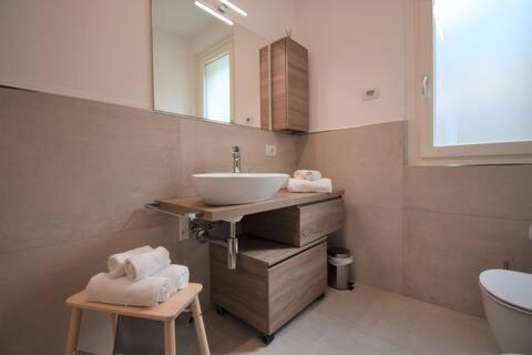 uma casa de banho com um lavatório e um WC em Appartamento Fiordaliso Bellagio Wild Flowers - HOT TUB em Onno