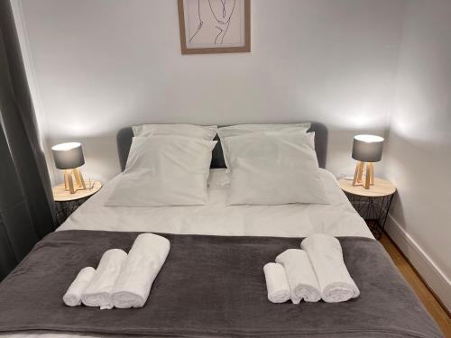 a bedroom with a bed with two towels on it at La Belle Endormie - Louez L'Esprit Libre ! in Champs-sur-Marne