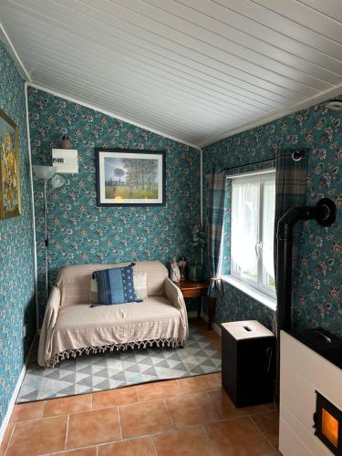 - une chambre avec un lit dans une pièce aux murs bleus dans l'établissement La Bonbonniere, à Saint-Aigne