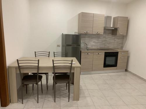 Il comprend une cuisine équipée d'une table, de chaises et d'un réfrigérateur. dans l'établissement Casetta Genneria, à Seùlo