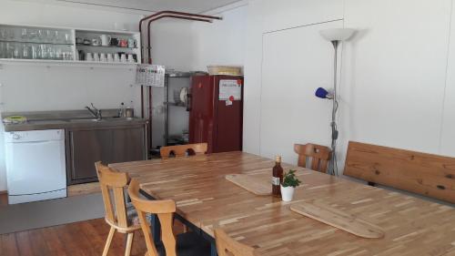 uma cozinha com uma mesa de madeira e um frigorífico em "Michls Hoamat" am Fuße der "stillen Seite" in Sölden em Sölden