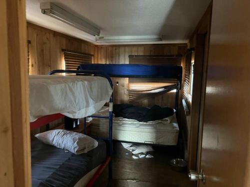 - une chambre avec 2 lits superposés dans un train dans l'établissement Delta Vue at Sledge, 