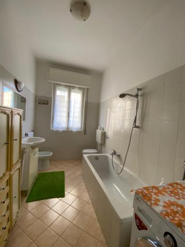 a bathroom with a tub and a toilet and a sink at Appartamento luminoso a due passi da Piacenza in Caorso