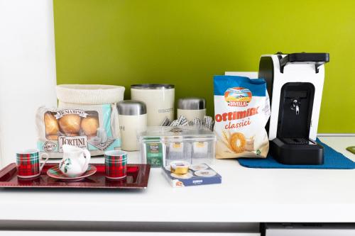een tafel met eten en een koffiezetapparaat. bij B&B Samarelle - Exclusive Villa with Garden and Panoramic Terrace - Molfetta in Molfetta