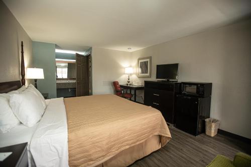 Habitación de hotel con cama y escritorio en Knights Inn Mount Airy, en Mount Airy