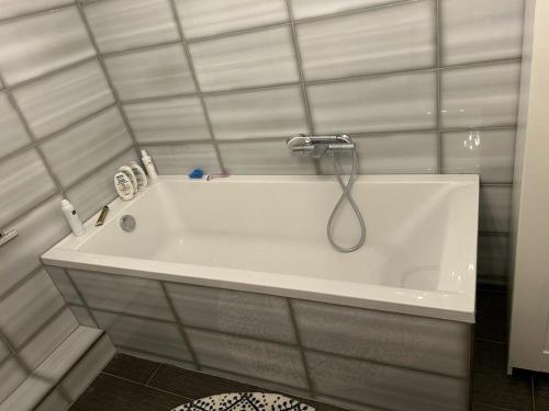 FewoCompany في لايبزيغ: حوض استحمام أبيض مع دش في الحمام