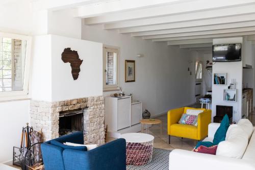 een woonkamer met een bank en een open haard bij B&B Samarelle - Exclusive Villa in Molfetta