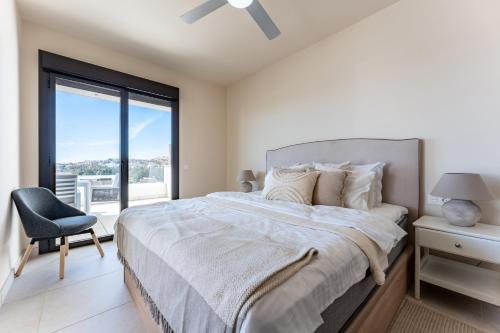 Posteľ alebo postele v izbe v ubytovaní 218 Cala de mijas Lotus Jardinana
