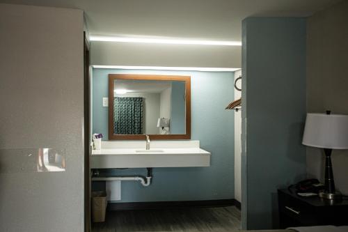 艾里山的住宿－芒特艾里騎士酒店，一间带水槽和镜子的浴室