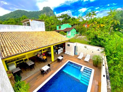 een luchtzicht op een huis met een zwembad bij POUSADA OHANA PARATY in Paraty
