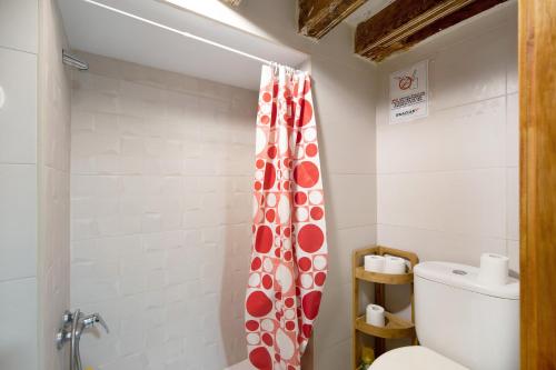 łazienka z toaletą i zasłoną prysznicową w obiekcie Cathedral Two Bedrooms Apartment w Kadyksie
