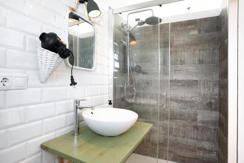 Un baño con lavabo y ducha. en Estudio Clara 1, en Conil de la Frontera