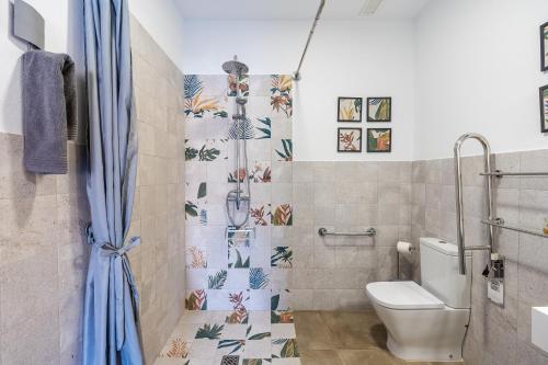 een badkamer met een toilet en een douche bij La Criba - Casa rural Eralta in Dúrcal