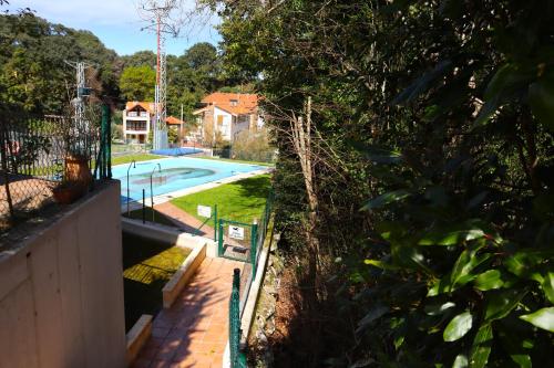 una vista aérea de un patio trasero con piscina en El Jilguero de Pechon, en Pechón