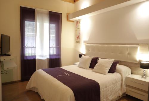 Un dormitorio con una cama grande y una ventana en El Jilguero de Pechon, en Pechón