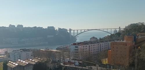 uma ponte sobre um rio numa cidade com edifícios em Vilar Oporto Hotel no Porto