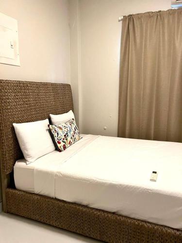 un letto con due cuscini sopra in una stanza di Luxurious Beachside 3-Br Apt a San Juan