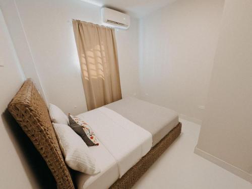 Un dormitorio pequeño con una cama y una ventana. en Luxurious Beachside 3-Br Apt, en San Juan
