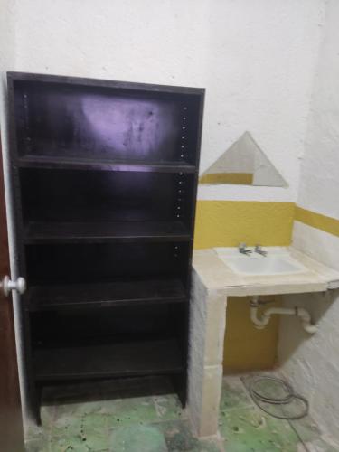 uma pequena casa de banho com um lavatório e um lavatório em Hostal Maruvillas em Mérida