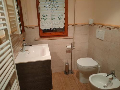 Baño pequeño con lavabo y aseo en APPARTAMENTO ARCOBALENO en Corinaldo