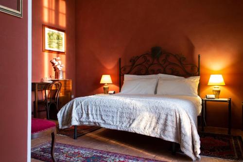 um quarto com uma cama grande e 2 candeeiros em Castello di Castellengo em Cossato