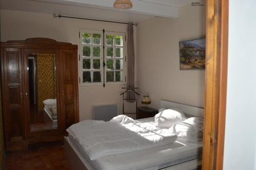 リエにあるGites Bastide du Roussetのベッドルーム1室(白いシーツ付きのベッド1台、窓付)
