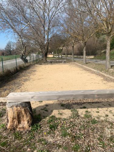 a concrete bench sitting on top of a tree stump at Mazet de vacances residence l espai in Saint-Martin-de-Brômes