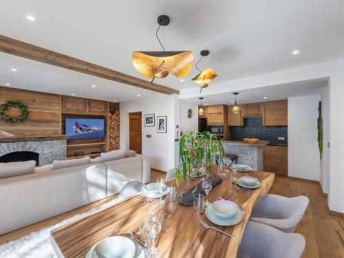 - une salle à manger et un salon avec une table en bois dans l'établissement Appartement Chic, 6 Pers., Pieds des Pistes Courchevel 1850 - FR-1-564-84, à Courchevel