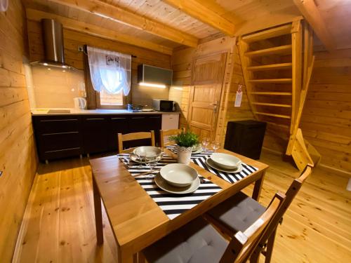 un comedor con una mesa en una cabaña en Domki z bali Deluxe, en Jarosławiec