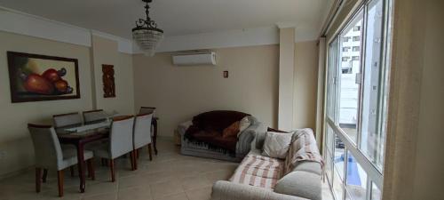 a living room with a couch and a table at Apartamento Balneário Camboriu in Balneário Camboriú