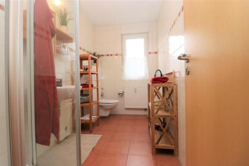 uma casa de banho com um WC e um lavatório em "Strandkoje" Strandkoje, App 07 em Neuhaus