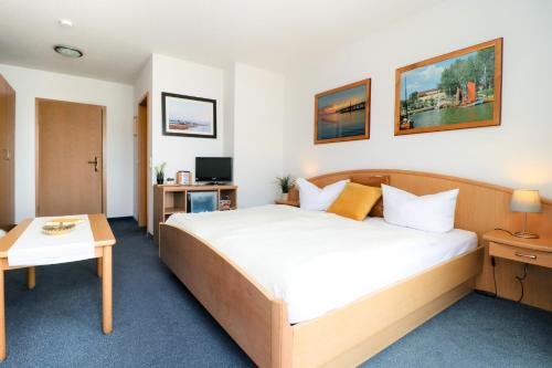 a hotel room with a bed and a table at Ferienzimmeranlage Deutsches Haus Deutsches Haus App 16 in Wustrow
