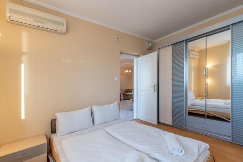 Postel nebo postele na pokoji v ubytování Kék Hullám Apartman By BLTN