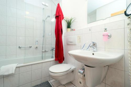 y baño con aseo y lavamanos. en Ferienzimmeranlage Deutsches Haus Deutsches Haus App 28 en Wustrow