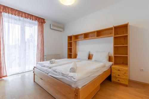 Posteľ alebo postele v izbe v ubytovaní Együtt a Család II Apartman By BLTN
