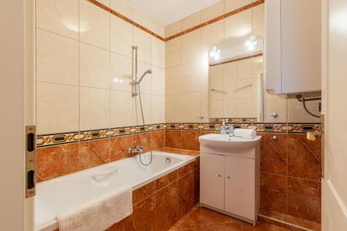 Kúpeľňa v ubytovaní Együtt a Család II Apartman By BLTN
