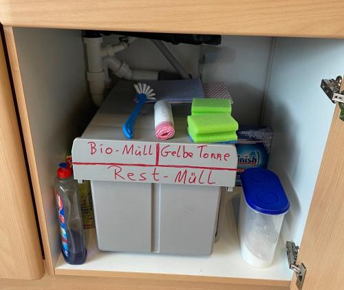 a drawer of a cupboard with a sink and towels at Herbstleuchten im Hasetal, Becksvoort-Noll in Löningen