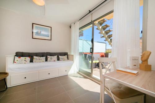a white room with a bench and a window at Homeincalpe Borumbot in Calpe