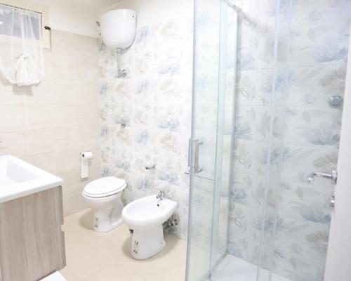 La salle de bains est pourvue de toilettes et d'une douche en verre. dans l'établissement 79 Family House, à San Giuseppe Vesuviano
