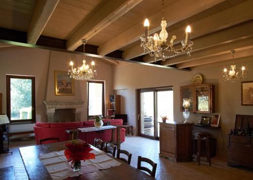 Villa Vacasio Bio-Eco في بيتيجليانو: غرفة معيشة كبيرة مع طاولة وغرفة طعام