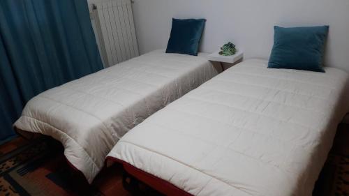 dos camas sentadas una al lado de la otra en una habitación en Apartamento Rio Minho, en Vila Nova de Cerveira