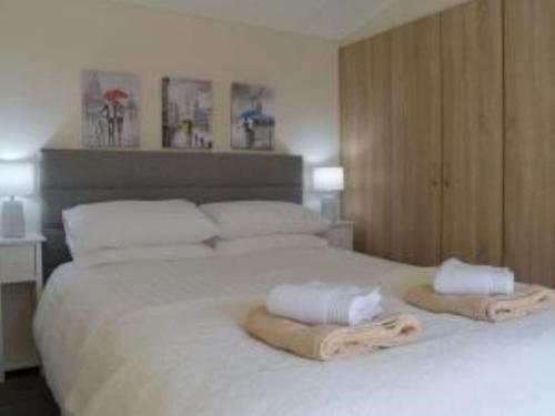 Säng eller sängar i ett rum på Poppy Lodge Glendevon Scotland