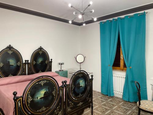 una camera da letto con letto e tende blu di CASA SIMONETTA a San Gimignano