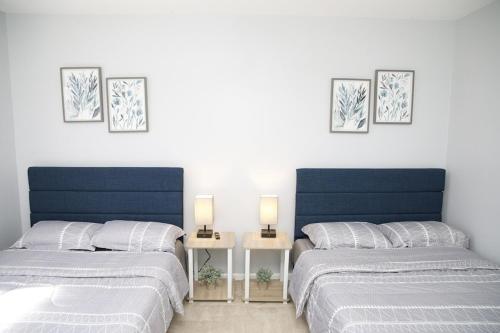 dwa łóżka siedzące obok siebie w sypialni w obiekcie AMAZING Home with PRIVATE HEATED POOL, GAME ROOM & FIRE PIT! w mieście East Stroudsburg